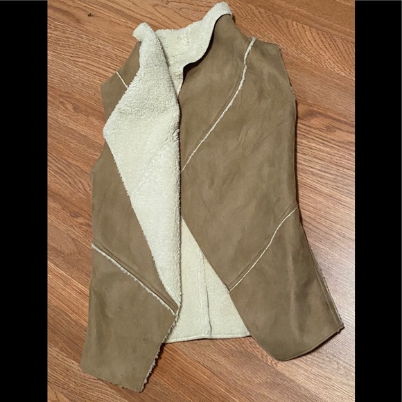 Faux leather and hide vest. Cute Spring Accessory - Picture 1 of 2